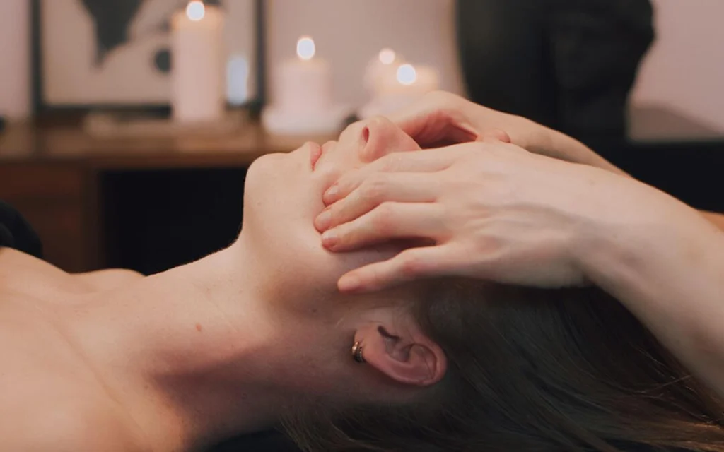 Mujer en un curso de masaje facial japonés en Madrid