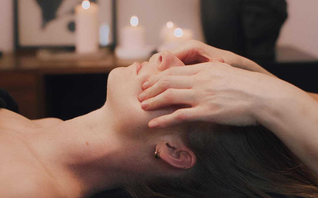 Mujer en un curso de masaje facial japonés en Madrid